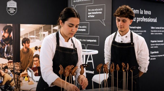 Dos joves en una formació de Barcelona Activa