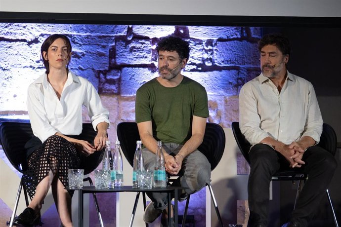 El director Rodrigo Sorogoyen  (c) y los actores Javier Bardem (d) y Vicky Luengo (i) durante una rueda de prensa para presentar la película 'El ser querido', en el hotel Victoria, a 2 de agosto de 2026, en Palma de Mallorca, Baleares, (España). ‘