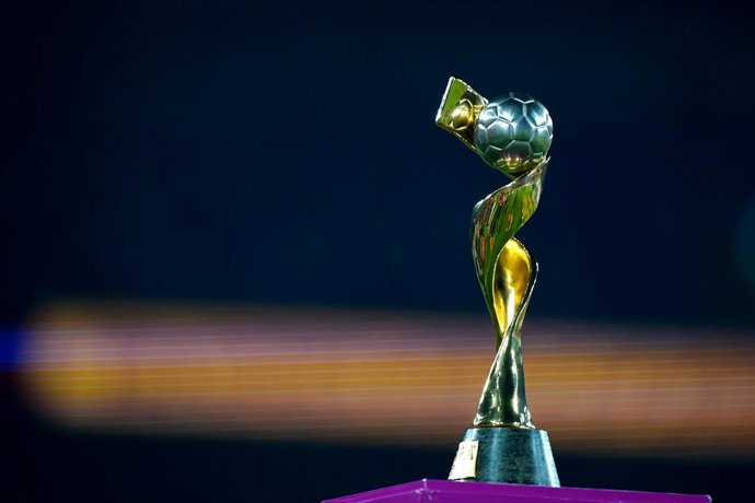 Archivo - Arquivo - 20 de agosto de 2023, Austrália, Sydney: O troféu da Copa do Mundo Feminina da FIFA em exposição antes da final da Copa do Mundo Feminina da FIFA entre Espanha e Inglaterra no Stadium Australia. Foto: Zac Goodwin/PA Wire/dpa
