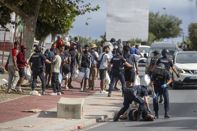 La Policía Nacional atiende a un migrante, a 24 de agosto de 2026, en Ceuta (España). 
