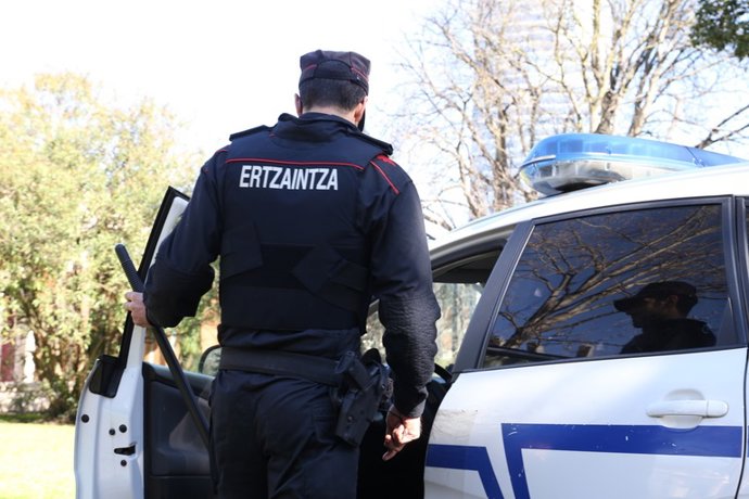 Archivo - Agente de la Ertzaintza