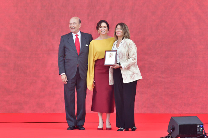 La presidenta de la Comunidad de Madrid, Isabel Díaz Ayuso durante la entrega de las Grandes Cruces de la Orden del Dos de Mayo, en la Puerta del Sol de Madrid, a 2 de mayo de 2025, en Madrid (España).