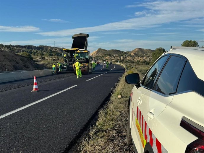 Servicios de conservación de carreteras trabajando (imagen de archivo)