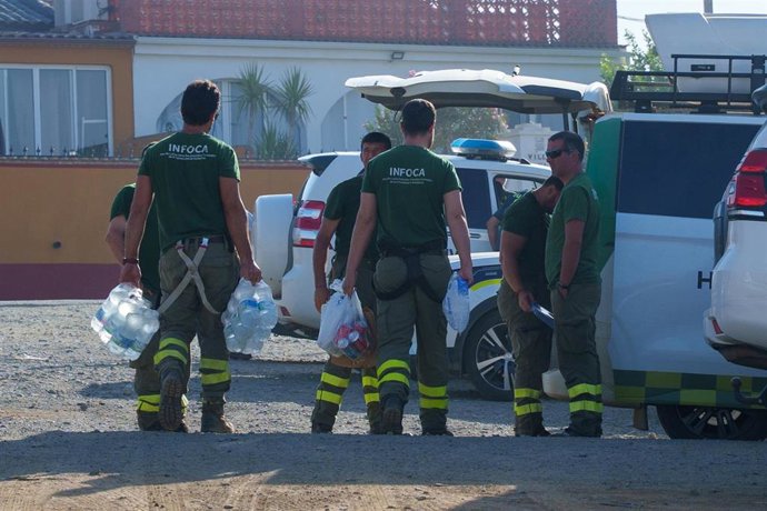 Miembros del plan Infoca en el puesto de mando avanzado del incendio de Niebla (Huelva) el pasado 14 de agosto de 2026.