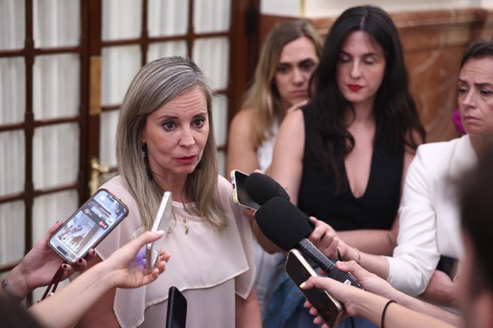 Archivo - Arquivo - A porta-voz do Sumar no Congresso, Verónica Martinez Barbero, concede declarações à imprensa durante uma sessão extraordinária do Plenário do Congresso dos Deputados, em 23 de julho de 2026, em Madri (Espanha). A Câmara B