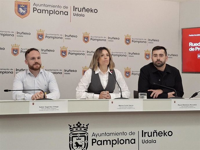 Archivo - La portavoz del PSN en el Ayuntamiento de Pamplona, Marina Curiel, y los ediles de su grupo Xabier Sagardoy (i) y Miguel Matellanes.