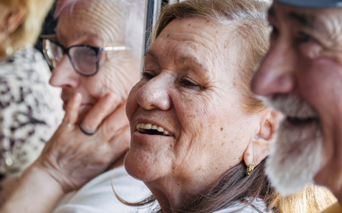 Una señora durante el encuentro intergeneracional en el Centro Social para Personas Mayores en El Llano, Gijón