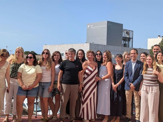 El presidente del IMAS, Guillermo Sánchez, y la directora insular de Servicios Sociales, Infancia y Familia del Consell de Mallorca, Apol·lònia Socias, junto a algunos miembros de los equipos específicos de intervención en situaciones de riesgo (Eeisr).