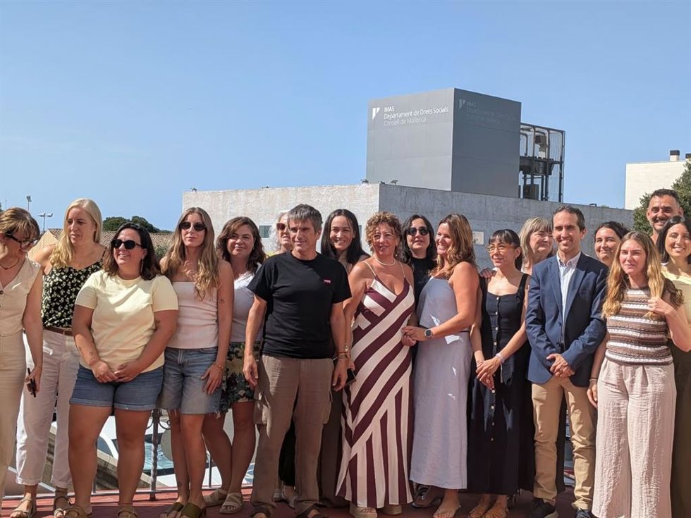 El presidente del IMAS, Guillermo Sánchez, y la directora insular de Servicios Sociales, Infancia y Familia del Consell de Mallorca, Apol·lònia Socias, junto a algunos miembros de los equipos específicos de intervención en situaciones de riesgo (Eeisr).