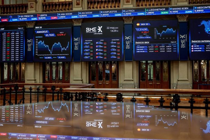 Archivo - Un panel del Ibex 35, en el Palacio de la Bolsa.