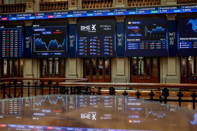 Archivo - Un panel del Ibex 35, en el Palacio de la Bolsa.