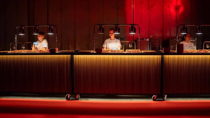 Las estaciones gastronómicas transforman el catering en Madrid hacia un formato más dinámico y participativo