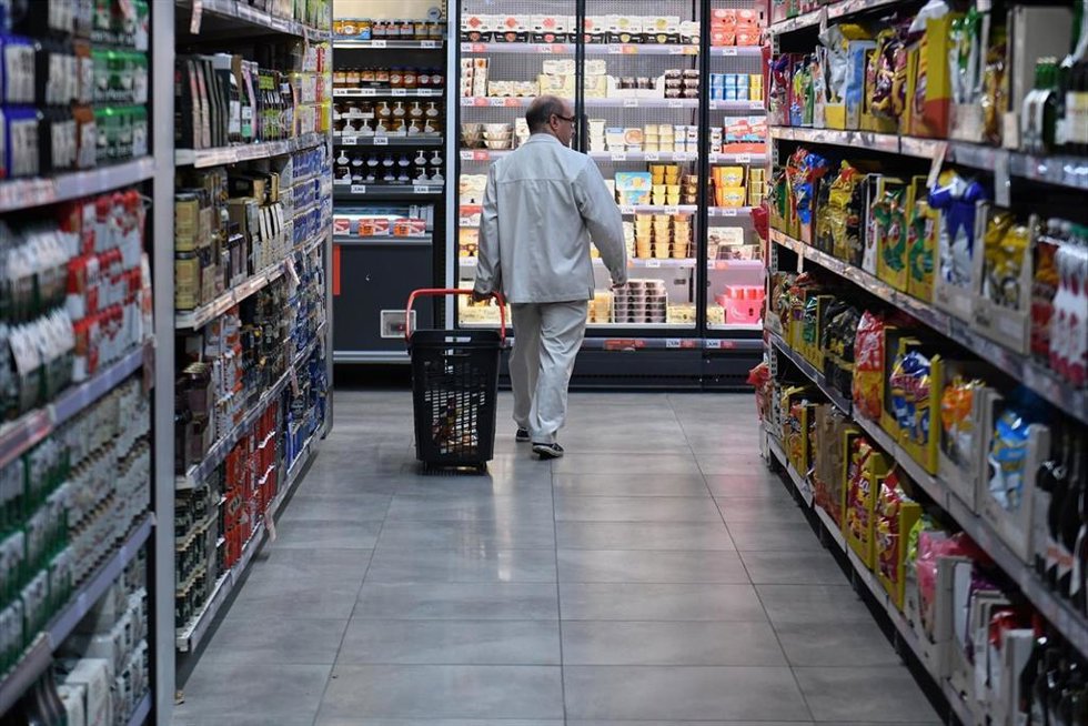 Archivo - Un señor comprando en un supermercado