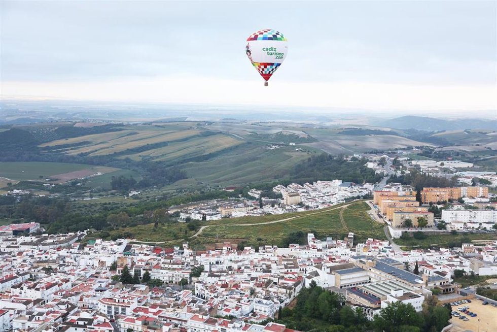 Archivo - El globo del Patronato Provincial de Turismo con la imagen de la Gitana por los cielos de la Sierra de Cádiz, a 7 de mayo de 2025, en Cádiz (Andalucía, España). ARCHIVO.