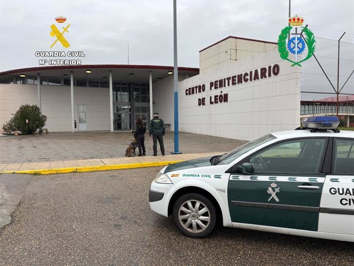 Un vehículo de la Guardia Civil, en las puertas del Centro Penitenciario de Mansilla de las Mulas.