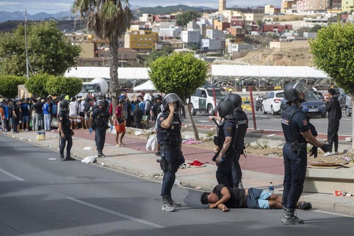 La Policía Nacional atiende a un migrante, a 24 de agosto de 2026, en Ceuta (España). 