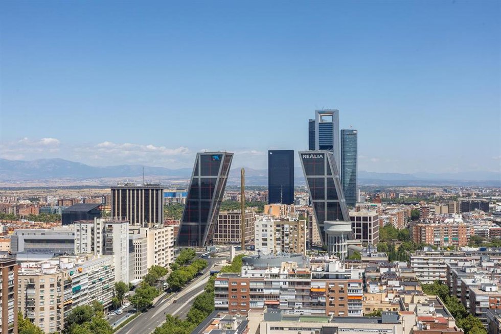 Panorámica de la Puerta de Europa, también conocida como Torres KIO, y el parque empresarial Cuatro Torres Business Area, a 4 de agosto de 2026, en Madrid (España).