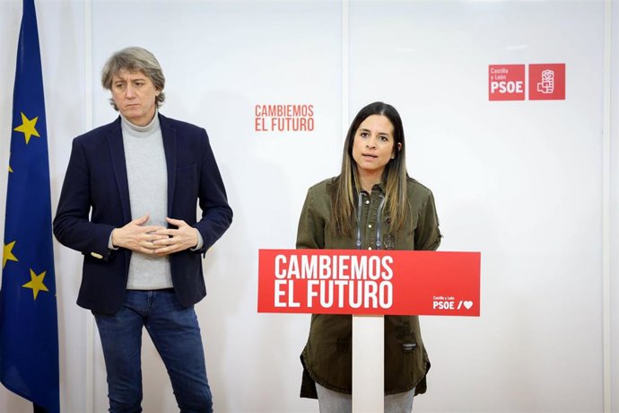 Archivo - Imagen de archivo de Carlos Martínez en rueda de prensa junto a Nuria Rubio.
