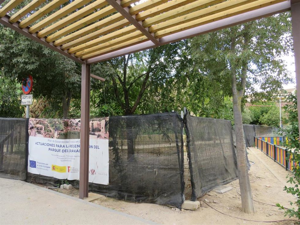 Vallas de obras en la Ronda del Granadal.