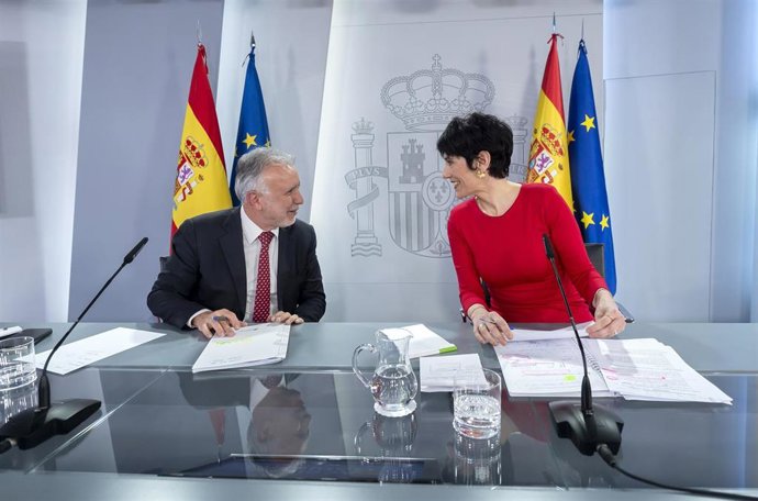 Archivo - El ministro de Política Territorial y Memoria Democrática, Ángel Víctor Torres, y la ministra de Inclusión Seguridad Social y Migracioneas y portavoz del Gobierno, Elma Saiz, durante una rueda de prensa tras el Consejo de Ministros
