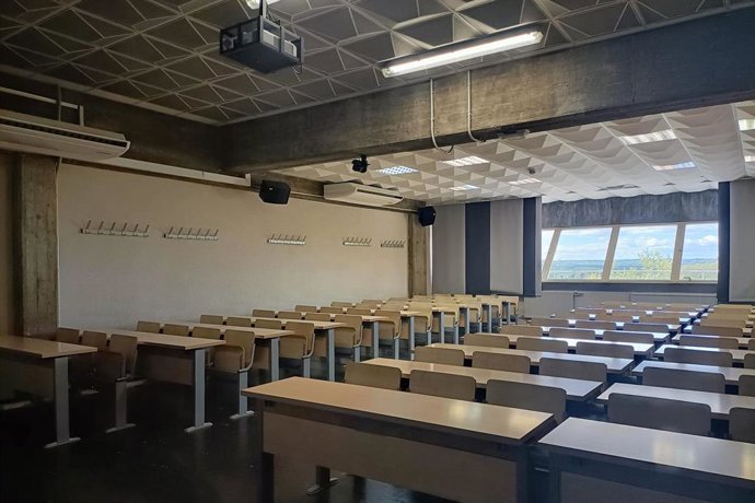 Archivo - Un aula de la Facultad de Ciencias de la Información de la Universidad Complutense, a 14 de abril de 2026, en Madrid (España).  