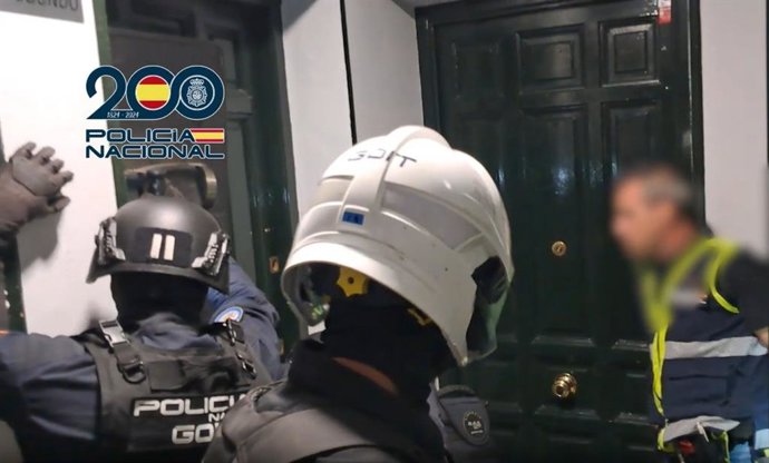 Agentes de la Policía Nacional intervienen una operación contra una organización criminal investigada por estafar más de 50.000 euros en móviles de alta gama gracias a un 'script' informático.