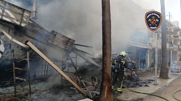 Los Bomberos de Mallorca actúan en el incendio en un edificio de Can Picafort.