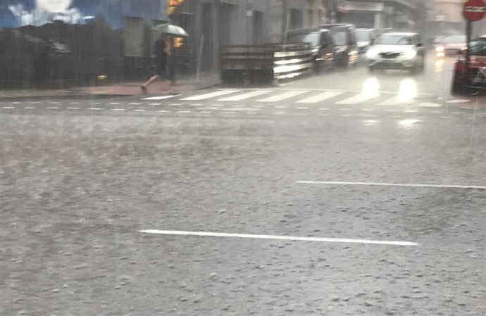 Archivo - Lluvia en las calles de Zaragoza