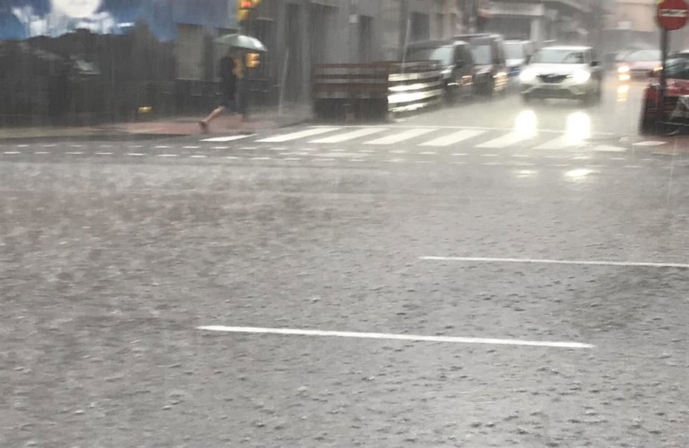 Archivo - Lluvia en las calles de Zaragoza