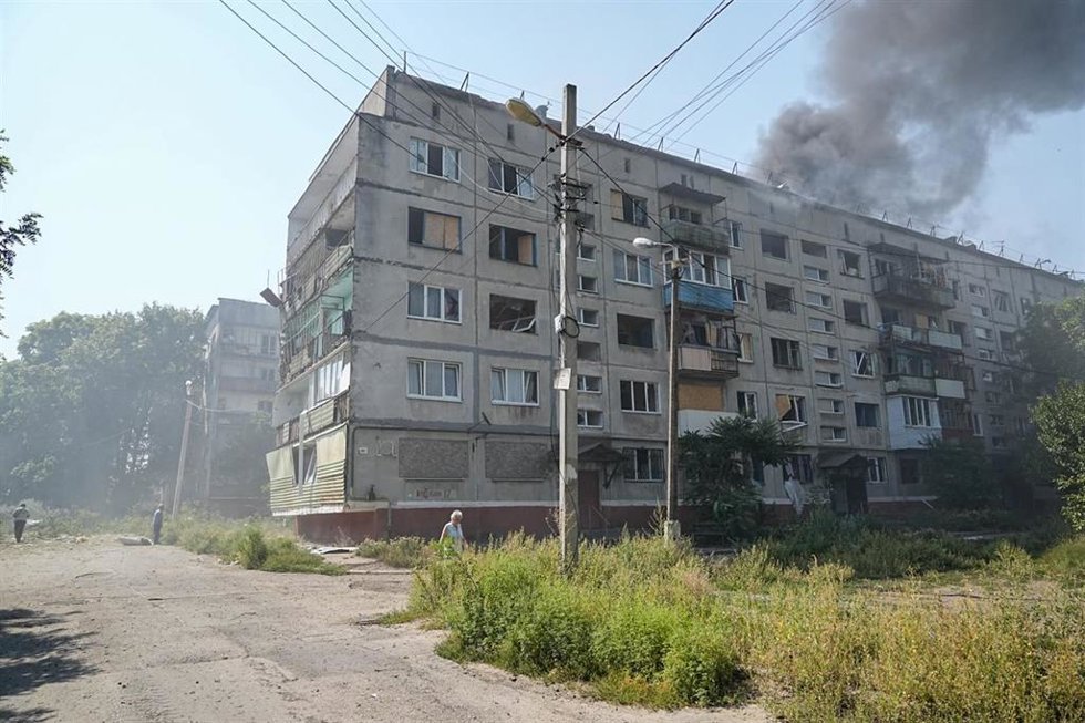 El humo se eleva en columnas desde un edificio dañado tras un ataque ruso contra Kramatorsk, en un ataque el pasado 18 de agosto.