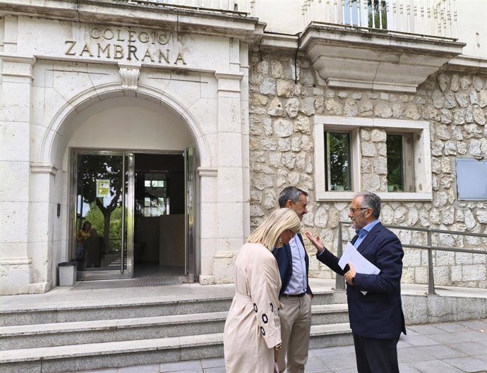 El vicepresidente primero de la Junta de Castilla y León y consejero de Desregulación, Familia y Ayudas Sociales, Carlos Pollán durante su visita al Centro de Menores Zambrana.