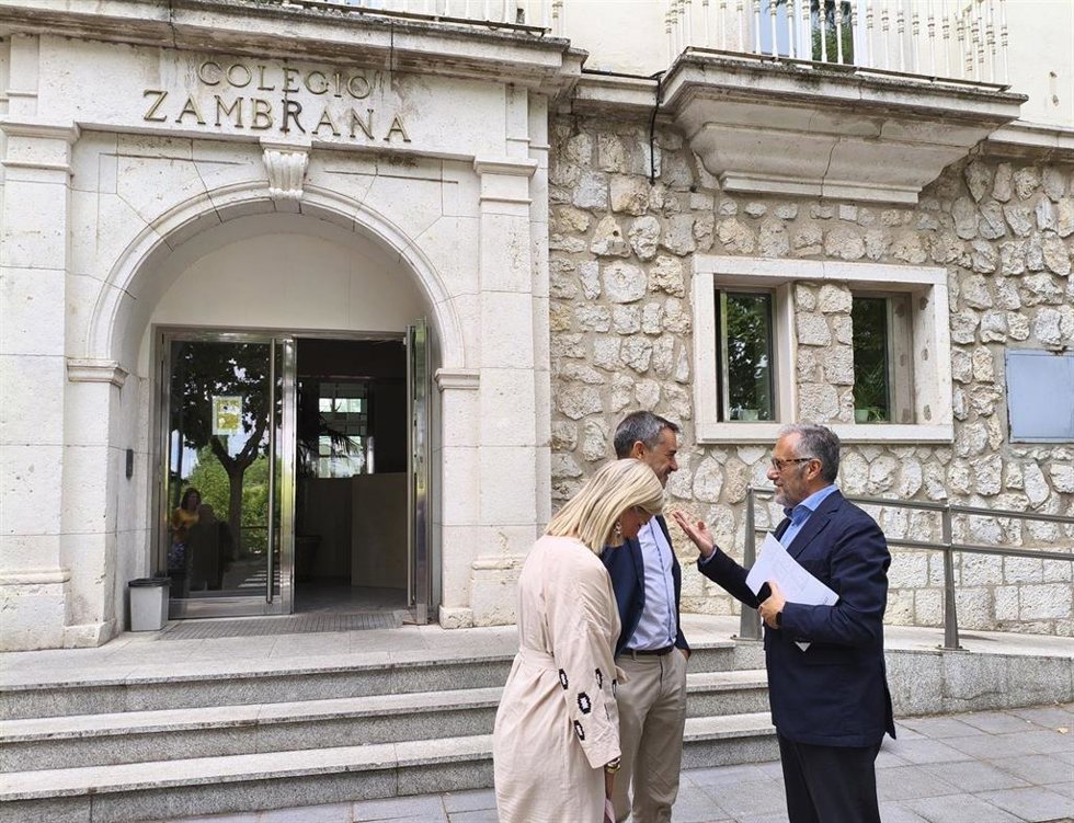 El vicepresidente primero de la Junta de Castilla y León y consejero de Desregulación, Familia y Ayudas Sociales, Carlos Pollán durante su visita al Centro de Menores Zambrana.