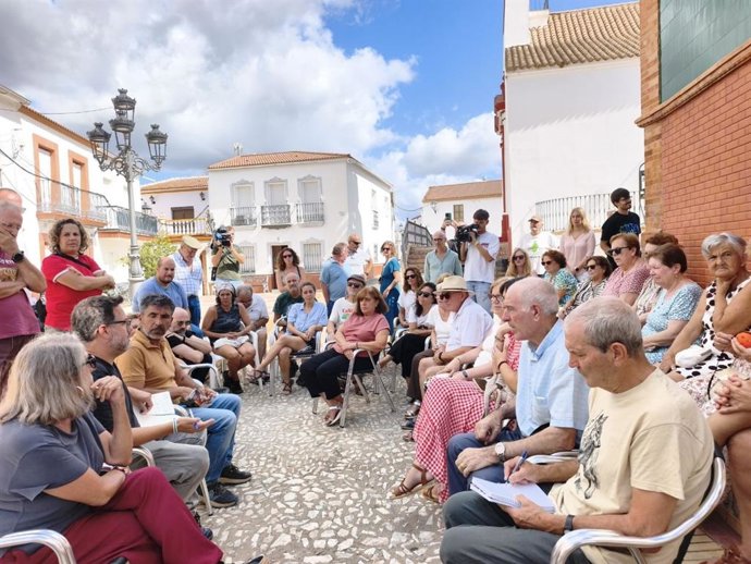 El portavoz de Adelante Andalucía, José Ignacio García, en un encuentro con los vecinos de Berrocal (Huelva).