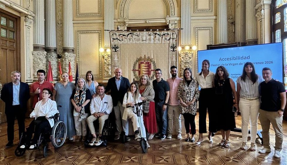 El alcalde de Valladolid, Jesús Julio Carnero, junto a concejalas del equipo de Gobierno y representantes de asociaciones del sector de la discapacidad.