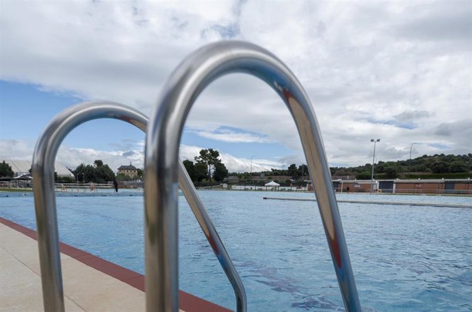 Archivo - Una piscina vacía.