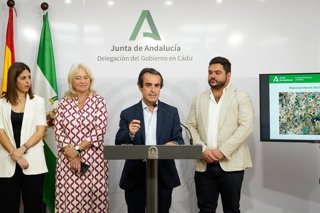 El consejero de Fomento y Movilidad, Mario Muñoz-Atanet, en rueda de prensa junto a la alcaldesa de Espera, Tamara Lozano, el alcalde de Arcos, Miguel Rodríguez, y la delegada de la Junta de Andalucía en Cádiz, Mercedes Colombo.