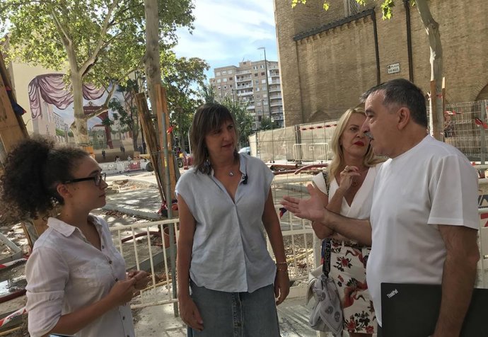 La portavoz del PSOE del Ayuntamiento de Zaragoza, Lola Ranera, la concejal socialista, Ros Cihuelo, el portavoz de la Plataforma de Vecinos Afectados por las Obras de la plaza de San Miguel, José San Salvador; y la comerciante, Carmen Fontdevilla