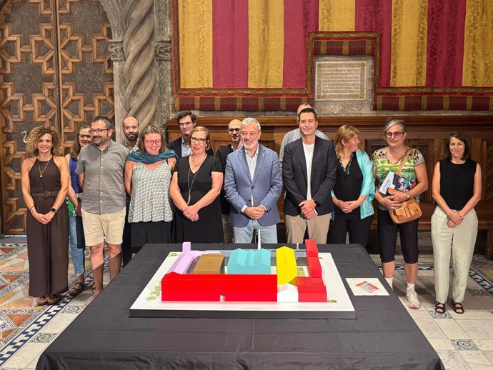 Collboni i Gil en la presentació del projecte final per a La Escocesa del Poblenou