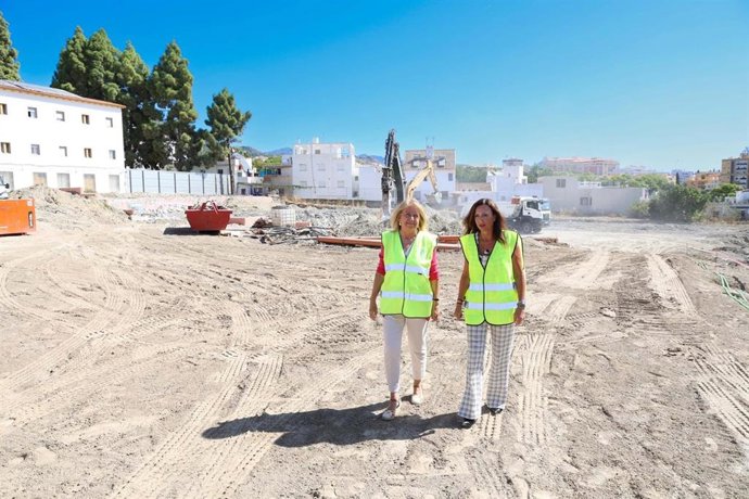 La consejera de Vivienda, Juventud y Ordenación del Territorio, Rocío Diaz, vista, junto a la alcaldesa de Marbella (Málaga), Ángeles Muñoz, el Albergue Inturjoven de Marbella y la parcela anexa.