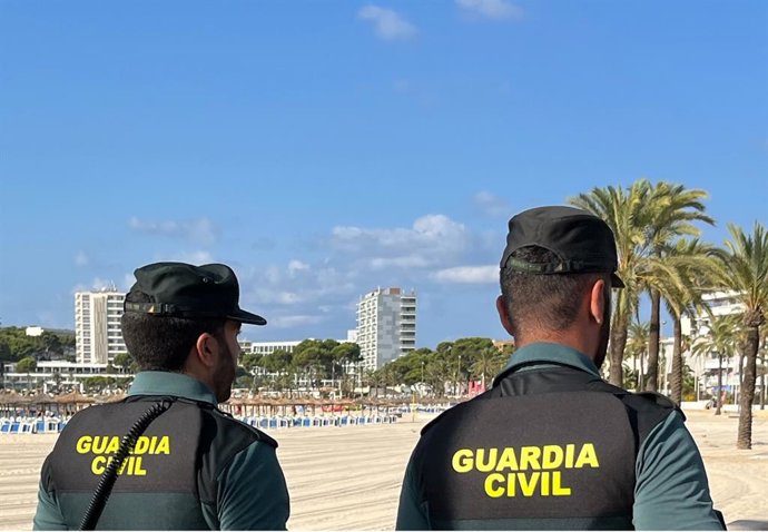 Archivo - Agentes de la Guardia Civil en una playa de Mallorca.