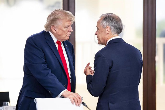 Archivo - El primer ministro de Canadá, Mark Carney, conversa con el presidente de EEUU, Donald Trump, en el marco de la cumbre del G7 en Évian, en Francia. 