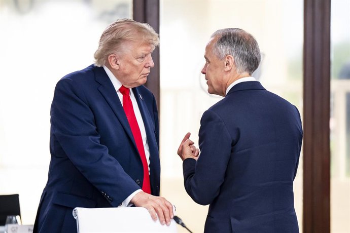 Archivo - Arquivo - 16 de junho de 2026, Évian-les-Bains, França: O primeiro-ministro Mark Carney conversa com o presidente dos Estados Unidos, Donald Trump, durante um almoço de trabalho na cúpula do G7 em Évian-les-Bains, França, na terça-feira, 16 de j