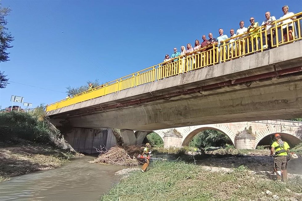 Visita a las labores de limpieza en el río Guadalbullón, a su paso por Puente Tablas.