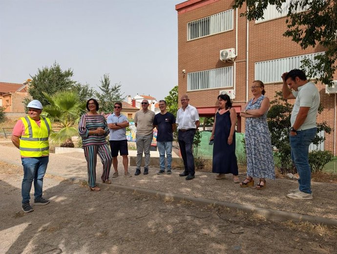 La delegada de Educación del Gobierno andaluz en Granada, María José Martín, ha informado durante una visita a las instalaciones sobre la actuación que se va a acometer en las instalaciones deportivas del centro.