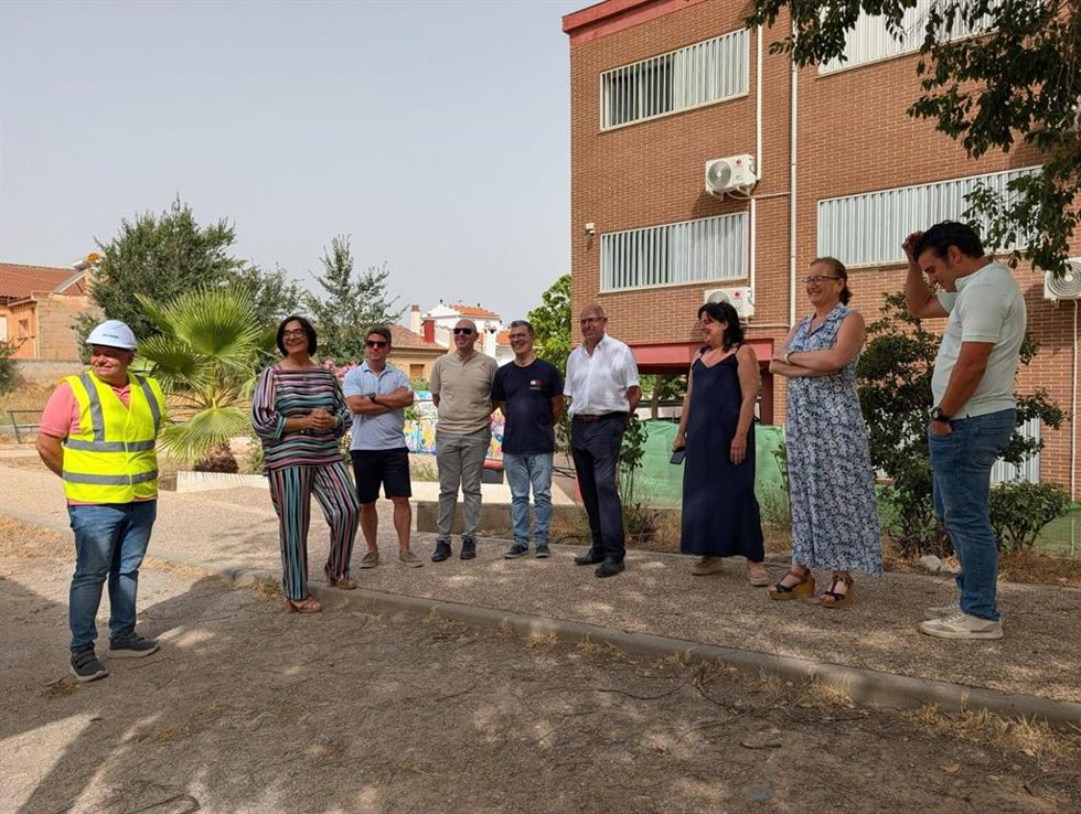 La delegada de Educación del Gobierno andaluz en Granada, María José Martín, ha informado durante una visita a las instalaciones sobre la actuación que se va a acometer en las instalaciones deportivas del centro.
