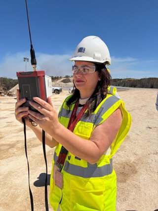 La delegada de las consejerías de Economía, Hacienda y Fondos Europeos, y de Industria, Energía y Minas de la Junta en Huelva, Lucía Núñez Sánchez, realiza la primera voladura del proyecto Masa Valverde.