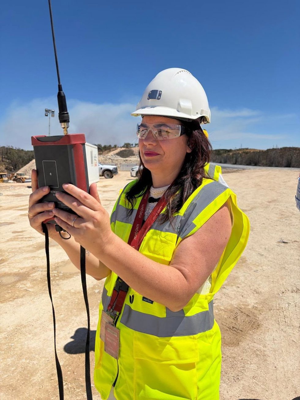 La delegada de las consejerías de Economía, Hacienda y Fondos Europeos, y de Industria, Energía y Minas de la Junta en Huelva, Lucía Núñez Sánchez, realiza la primera voladura del proyecto Masa Valverde.