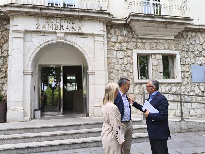 El vicepresidente primero de la Junta y consejero de Desregulación, Familia y Ayudas Sociales, Carlos Pollán, visita el Centro de Menores Zambrana.