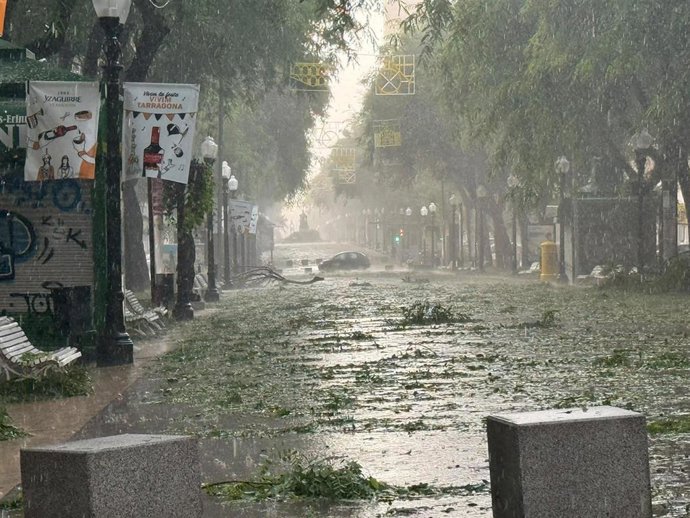 Una calle de Tarragona tras el episodio del lluvias y tormentas del lunes