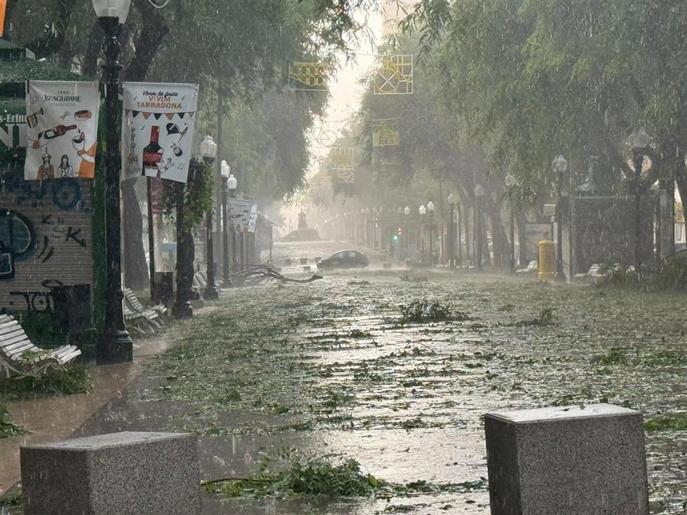 Una calle de Tarragona tras el episodio del lluvias y tormentas del lunes